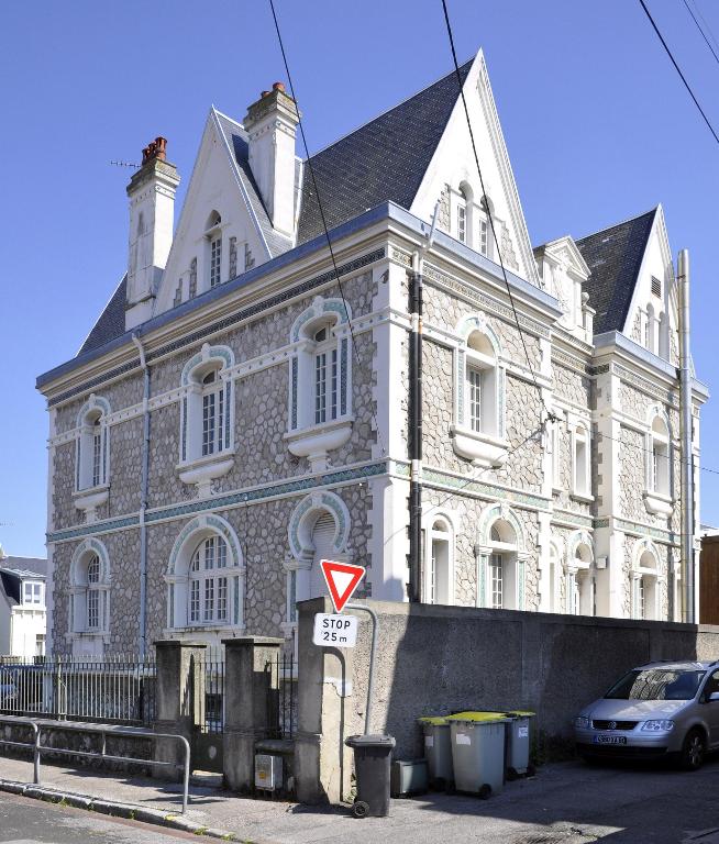 Demeure, dite Castel Mignon, ancienne colonie de vacances de la Haute-Marne, actuellement home d'enfants