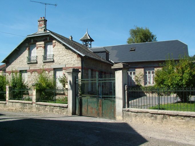 Mairie de Chevregny et ancienne école primaire actuel musée départemental de l'Ecole publique