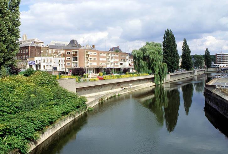 Vue générale du mail de la Sambre construit par André Lurçat, prise depuis le pont à l'ouest. 