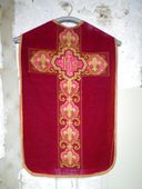 Ensemble : chasuble, étole, manipule, voile de calice, bourse de corporal (ornement rouge, No 3)