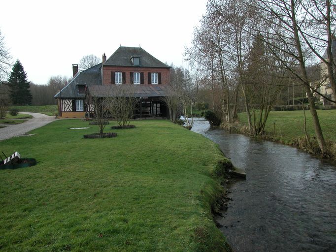 Ancien moulin à blé, dit Moulin d'En-Bas ou de l'Eglise, devenu usine de polissage de verres optiques Derogy, puis scierie Thiébaut