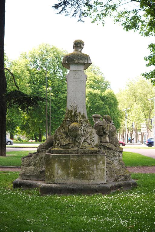 Monument à Jules Verne