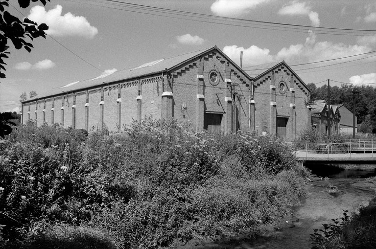 Ancienne filature Vve Dieu, puis carderie-filature Galland, puis tissage Bloch Meyer et Cie, puis filatures de Daours, devenues usine de roulements Rouca, puis usine de construction électrique Sté SCRM