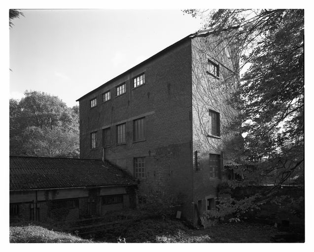 Ancien moulin à farine, dit moulin de Pierre, puis minoterie Malécot, devenue école de cirque Fratellini