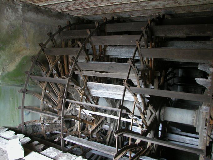 Ancien moulin à foulon et moulin à huile Ducarroy, puis moulin à farine Adam, devenu minoterie et usine de tabletterie Lanquepin, puis minoterie Mahieu, puis Coopérative agricole de Rochy-Condé