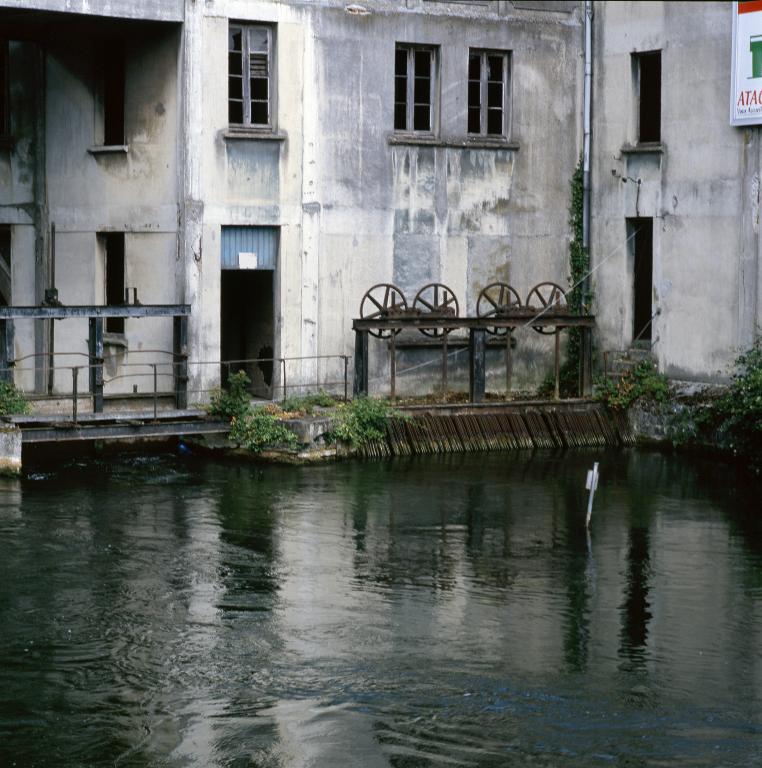 Anciens moulins de la porte de Paris, puis minoterie dite Moulins Damay, puis Grands Moulins de Péronne (détruit)