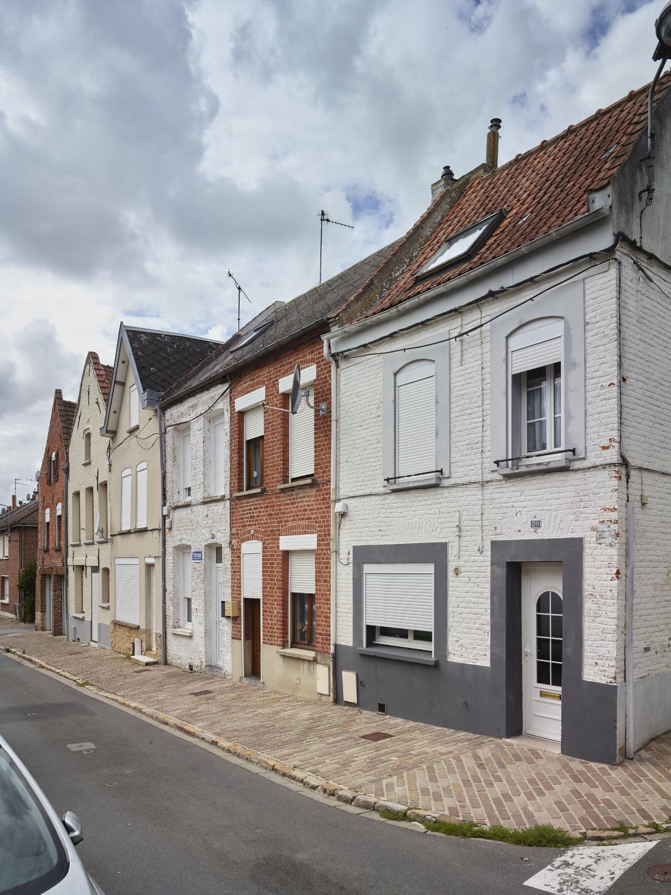 Ensemble de trois maisons avec pignon sur rue