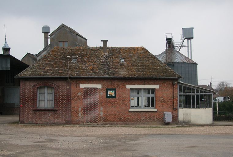 Ancien moulin à foulon et moulin à huile Ducarroy, puis moulin à farine Adam, devenu minoterie et usine de tabletterie Lanquepin, puis minoterie Mahieu, puis Coopérative agricole de Rochy-Condé