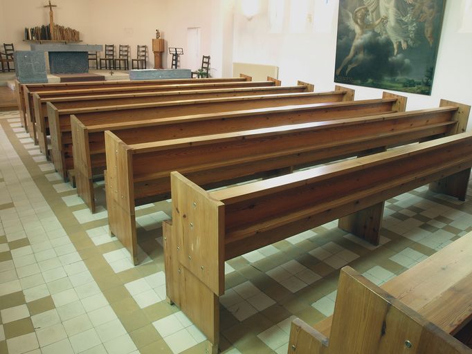 Ensemble de huit bancs de fidèles