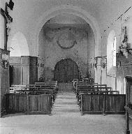 Vue intérieure de l'église, depuis le chœur vers l'entrée.