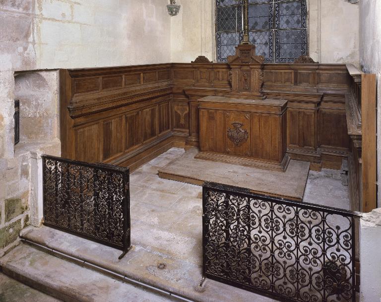 Ensemble du décor de l'ancienne chapelle seigneuriale (degré d'autel, autel, gradin d'autel, tabernacle, lambris de demi-revêtement)