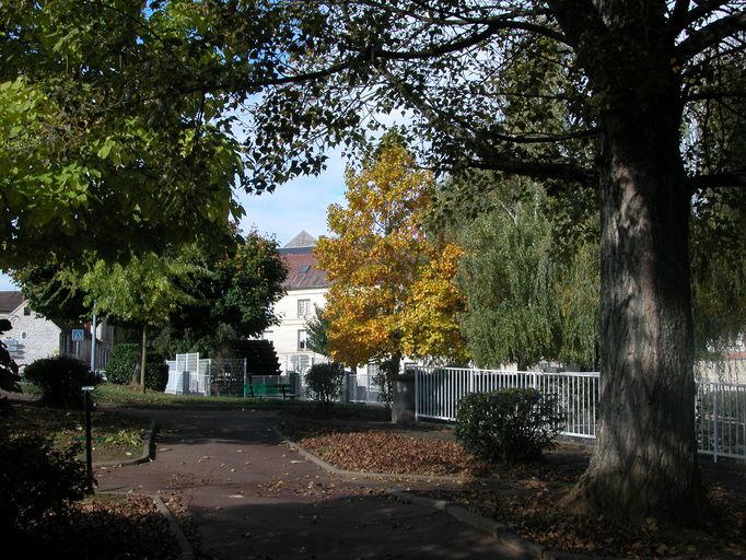 Moulin à blé et moulin à foulon Crouzet, puis filatures de laine Honoré Horoy et Descoins, puis Achille Horoy et Descoins-Legrand, puis Legendre, puis tannerie Basset, puis Lannier & Basset, devenu jardin public (détruit)