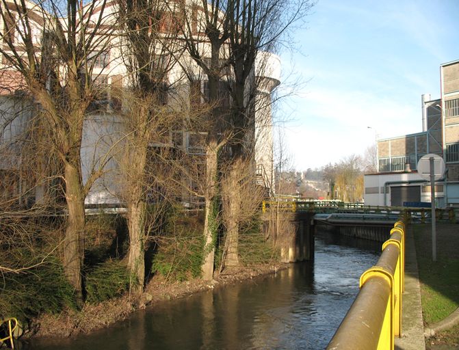 Ancien moulin à blé Daden, puis usine de papeterie, puis usine métallurgique dite Forges et Fonderie de Montataire, puis Usinor, puis Sollac, puis Arcelor, puis Arcelor-Mittal-Montataire