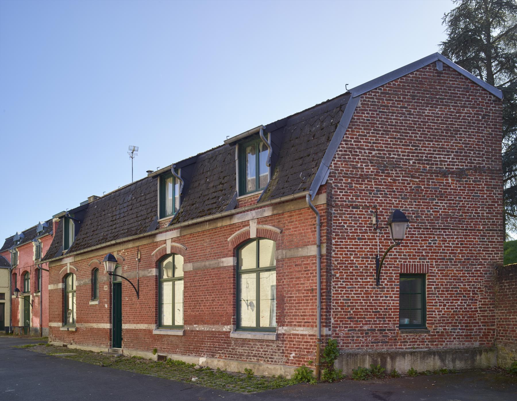Ancienne caserne de cavalerie, puis gendarmerie, actuellement immeuble à logements