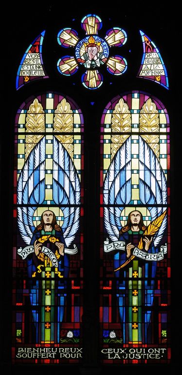 Verrière à personnages (baie 33) : Deux anges portant une couronne de laurier et une palme de martyr