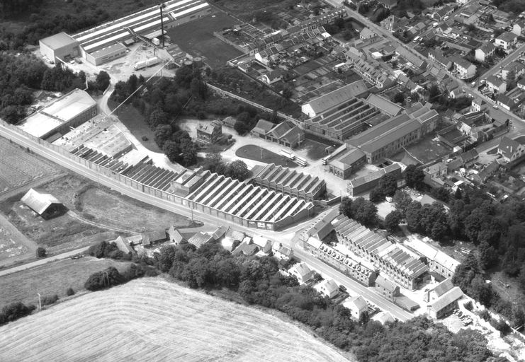 Vue aérienne, flanc nord-est, usine à droite de l'image.