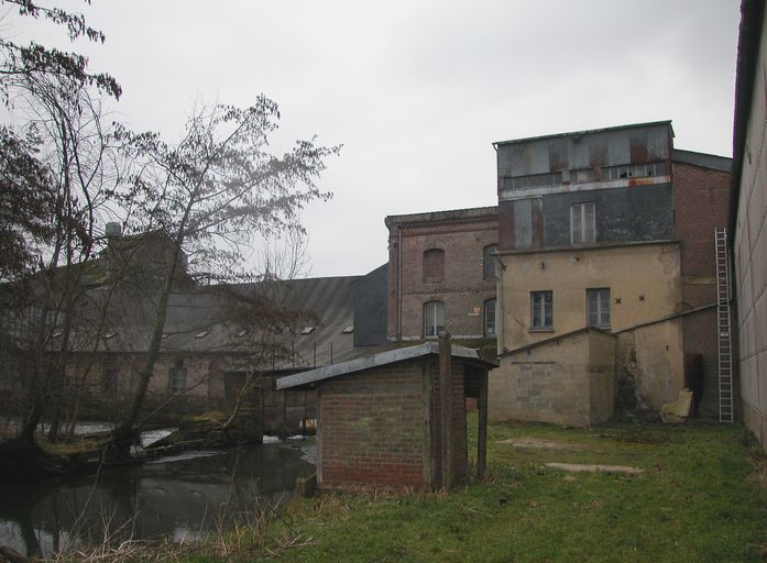 Ancien moulin à foulon et moulin à huile Ducarroy, puis moulin à farine Adam, devenu minoterie et usine de tabletterie Lanquepin, puis minoterie Mahieu, puis Coopérative agricole de Rochy-Condé