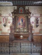 Retable architecturé à niche et à ailes du maître-autel
