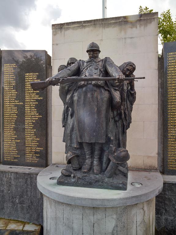 Vue générale du groupe sculpté (soldat protégeant des femmes). 