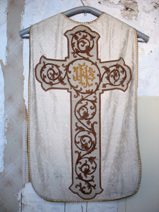 Ensemble : chasuble, étole, manipule, voile de calice, bourse de corporal (ornement blanc, No 2)