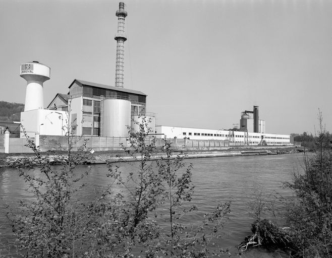 Ancien moulin à tan, puis à blé dit Moulin Pluchart ou de Rumigny, filature de viscose La Soie de Compiègne, puis usine de pneumatiques Englebert, puis Uniroyal, puis Michelin, puis Continental