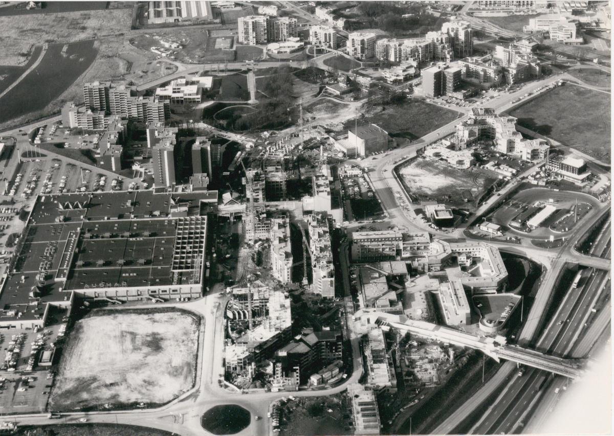 Vue aérienne de la construction de la Chaussée-Haute, quartier Hôtel-de-Ville, en février 1981 (AC Villeneuve-d'Ascq, Phot'R ; 9Fi2154).