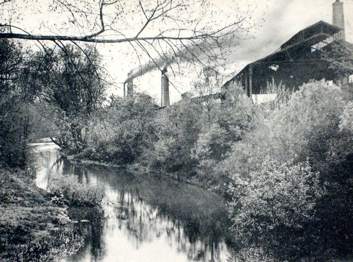 Ancien moulin à blé Daden, puis usine de papeterie, puis usine métallurgique dite Forges et Fonderie de Montataire, puis Usinor, puis Sollac, puis Arcelor, puis Arcelor-Mittal-Montataire