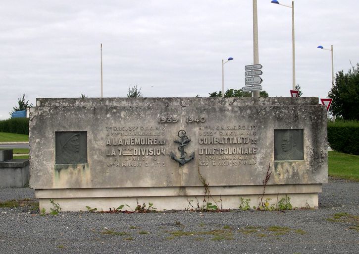 Monument aux morts de la Guerre de 1870, monument à la mémoire des anciens combattants du 56e R.I. (juin 1940) et monument à la mémoire des combattants de la 7e division d'infanterie coloniale (1939-1946) à Dury