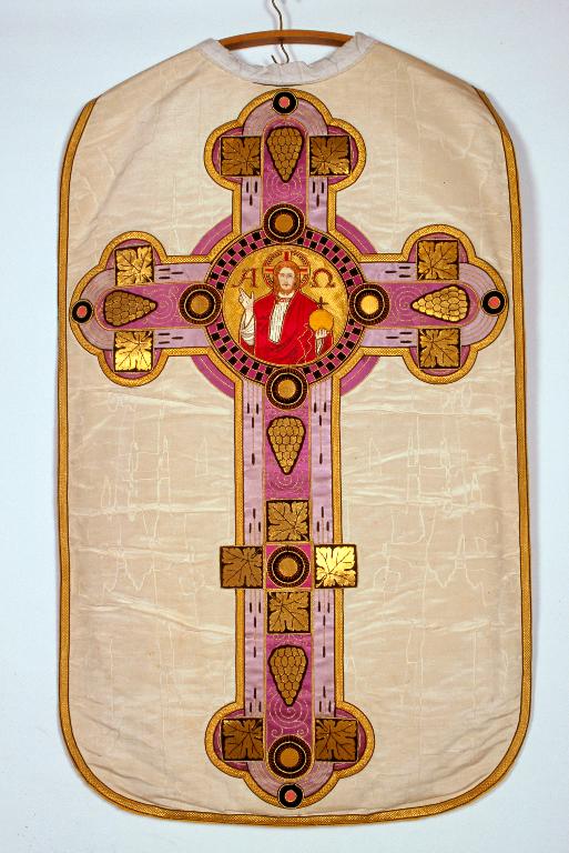 Chasuble, étole, manipule, bourse de corporal et voile de calice (ornement blanc)