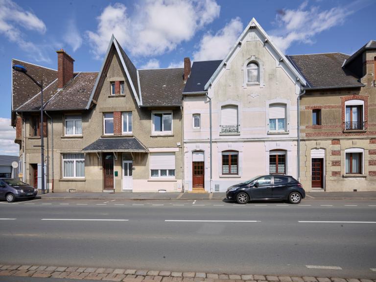 Ancienne maison à trois unités d'habitation et commerce, propriété de Mme Legay-Carpentier, puis maison à trois unités d'habitation