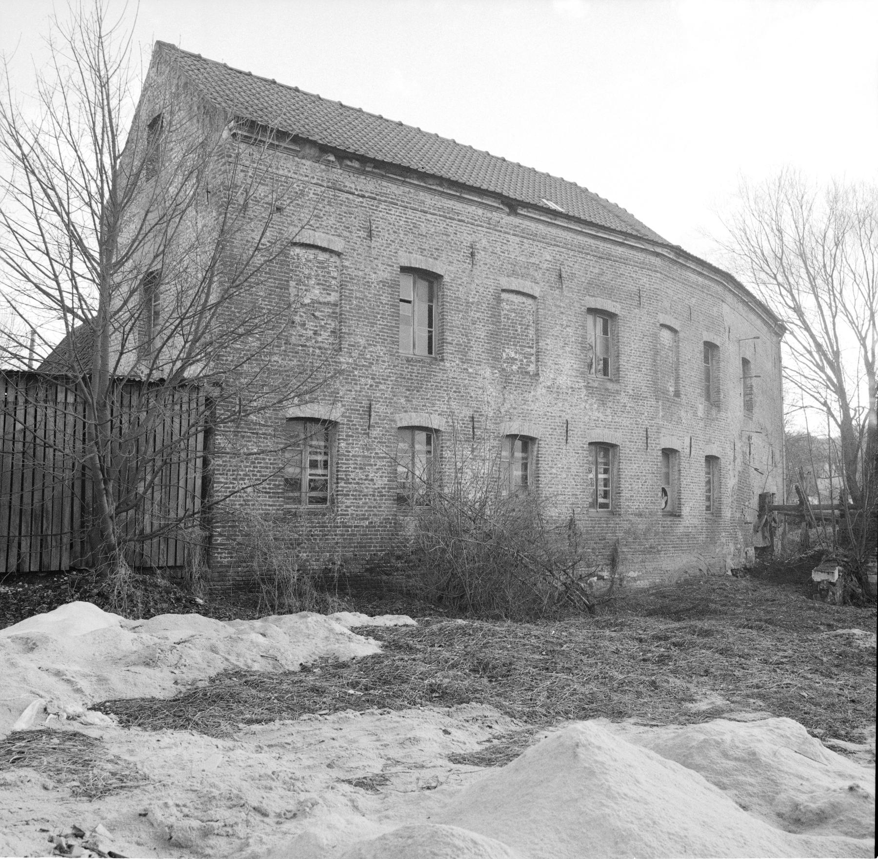 Moulin à papier et à huile De Laurette, puis moulin à farine Dedoncker, puis usine de menuiserie, actuellement entrepôt commercial