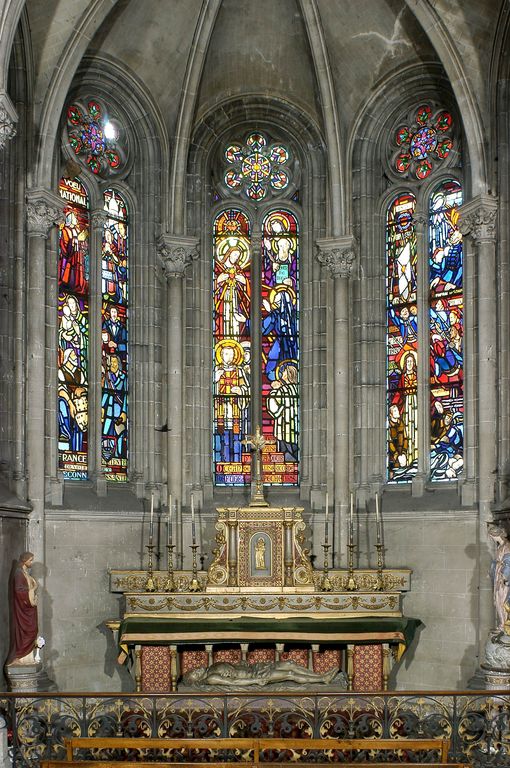 Le mobilier de l'ancienne chapelle de la Passion (autel, tabernacle, bénitier, clôture de chapelle et quatre statues)