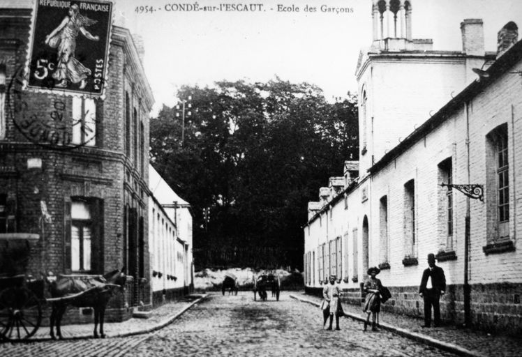 Ensemble de deux maisons, puis école primaire de filles et école primaire de garçons, actuellement école de musique et ateliers municipaux