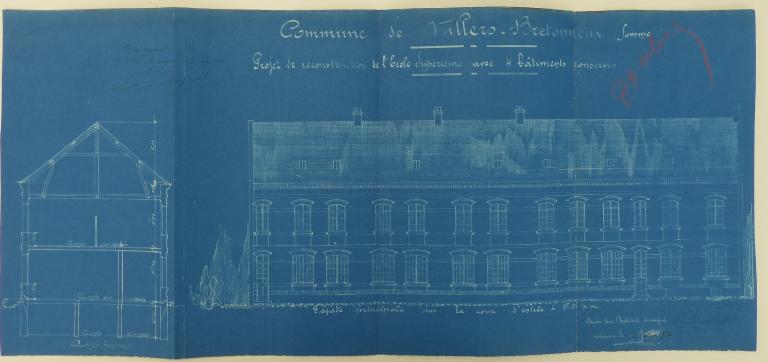 Ancienne demeure du négociant Edmond Outrequin-Dieu, devenue école primaire supérieure, puis école de filles (actuelles école Saint-Exupéry et école maternelle Le Petit-Prince)