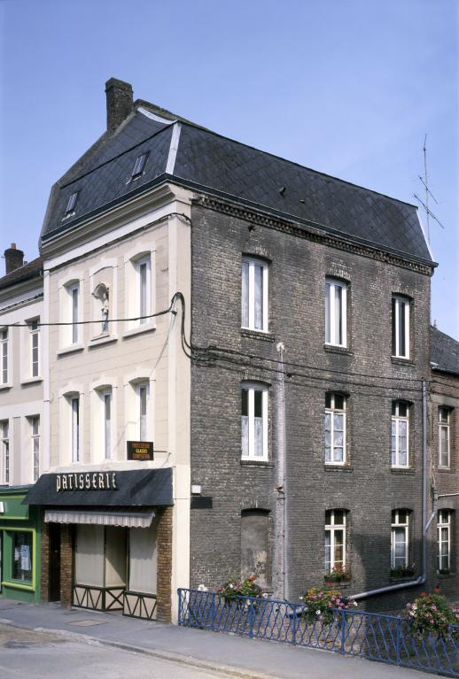 Vue de la façade sur rue de l'ancien moulin.