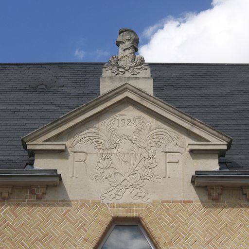 Ancienne école primaire de garçons et mairie de Saint-Léger-lès-Domart,  devenue mairie et poste, puis mairie, poste et dispensaire, actuellement  mairie, Détail du fronton central portant la date de 1928.  (IVR22_20088015078NUCA) - Inventaire