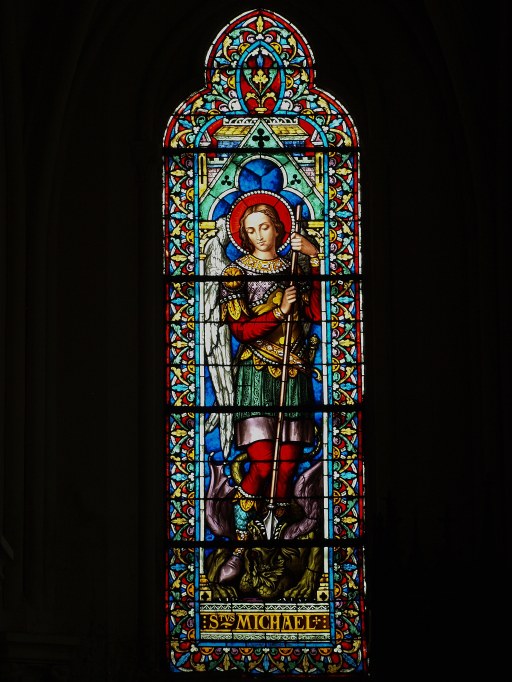 Ensemble de 5 verrières figurées : Saint Jean-Baptiste, saint François d'Assise, sainte Elisabeth, saint Joseph père nourricier du Christ, saint Michel terrassant le démon