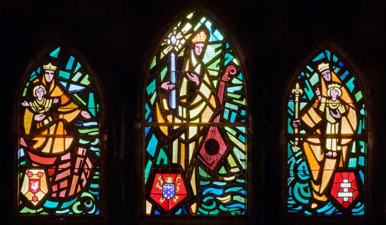 Ensemble des verrières historiées des huit chapelles latérales de la nef de l'église Saint-Nicolas de Bapaume