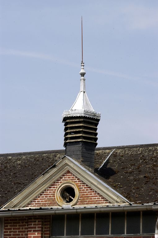 Ancien moulin à foulon et moulin à huile Ducarroy, puis moulin à farine Adam, devenu minoterie et usine de tabletterie Lanquepin, puis minoterie Mahieu, puis Coopérative agricole de Rochy-Condé