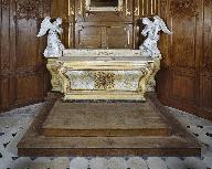 Deux degrés d'autel, autel tombeau et gradin d'autel (ensemble du maître-autel)
