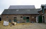 Fesmy-le-Sart, ferme (repérée), le Sart, Chemin de la Vallée-Briolet : élévation est sur cour de la ferme datée 1824.