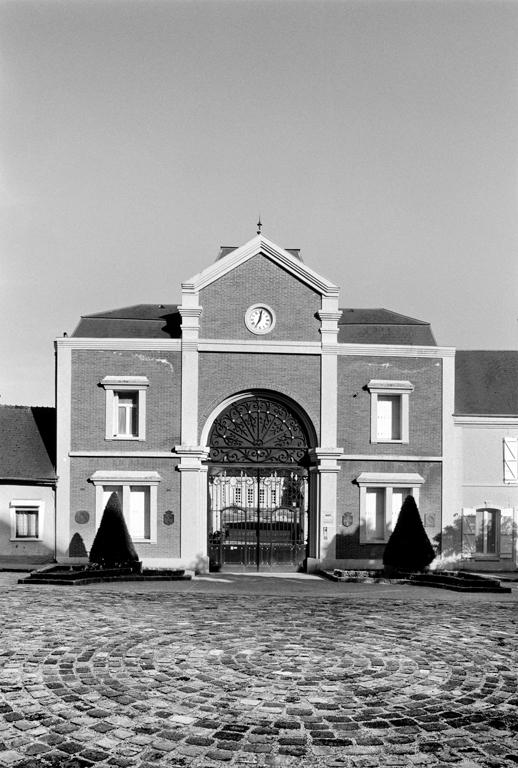 Ancien moulin dit Petit-Moulin, devenu tissage-filature puis biscotterie et parfumerie Givenchy-Kenzo