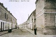 L'entrée de la cité de contremaîtres, vers 1920, la cité ouvrière, à l'arrière-plan (coll. part.).