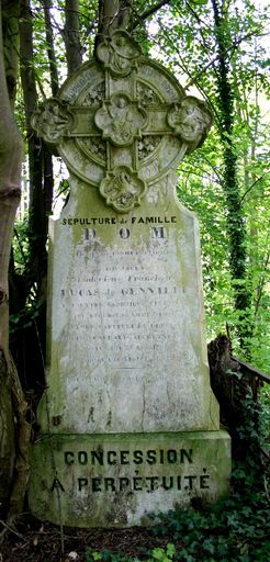 Tombeau (stèle funéraire) de famille du chanoine Ludovic François Lucas de Genville