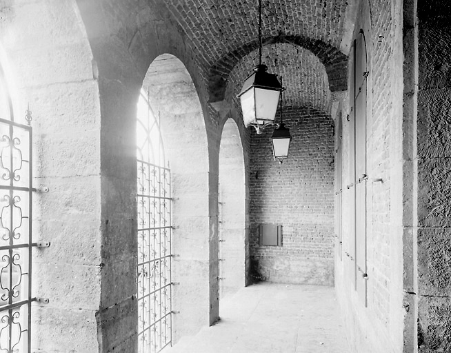 Ensemble d'édifices derrière façade (corps de garde, beffroi, maisons)