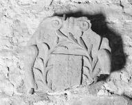 Demi-relief : monogramme orné