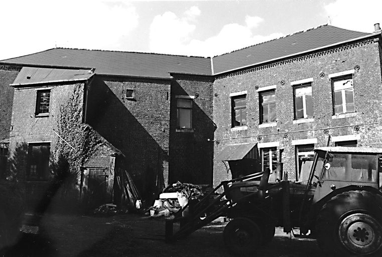 Ancien hôtel de voyageurs à Any-Martin-Rieux, café puis entrepôt agricole