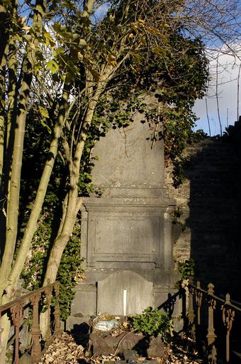 Tombeau (stèle funéraire) de la famille des architectes Auguste et Eugène Sallé [Sallé-Wattebled]