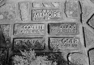 CARDONNETTE, base du monument avec les noms en terre cuite émaillée.