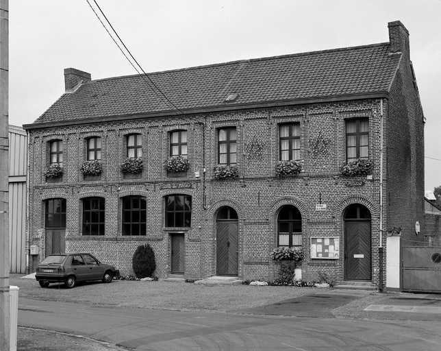 Ancienne école primaire de garçons et mairie, actuellement mairie et salle des fêtes de Sars-et-Rosières